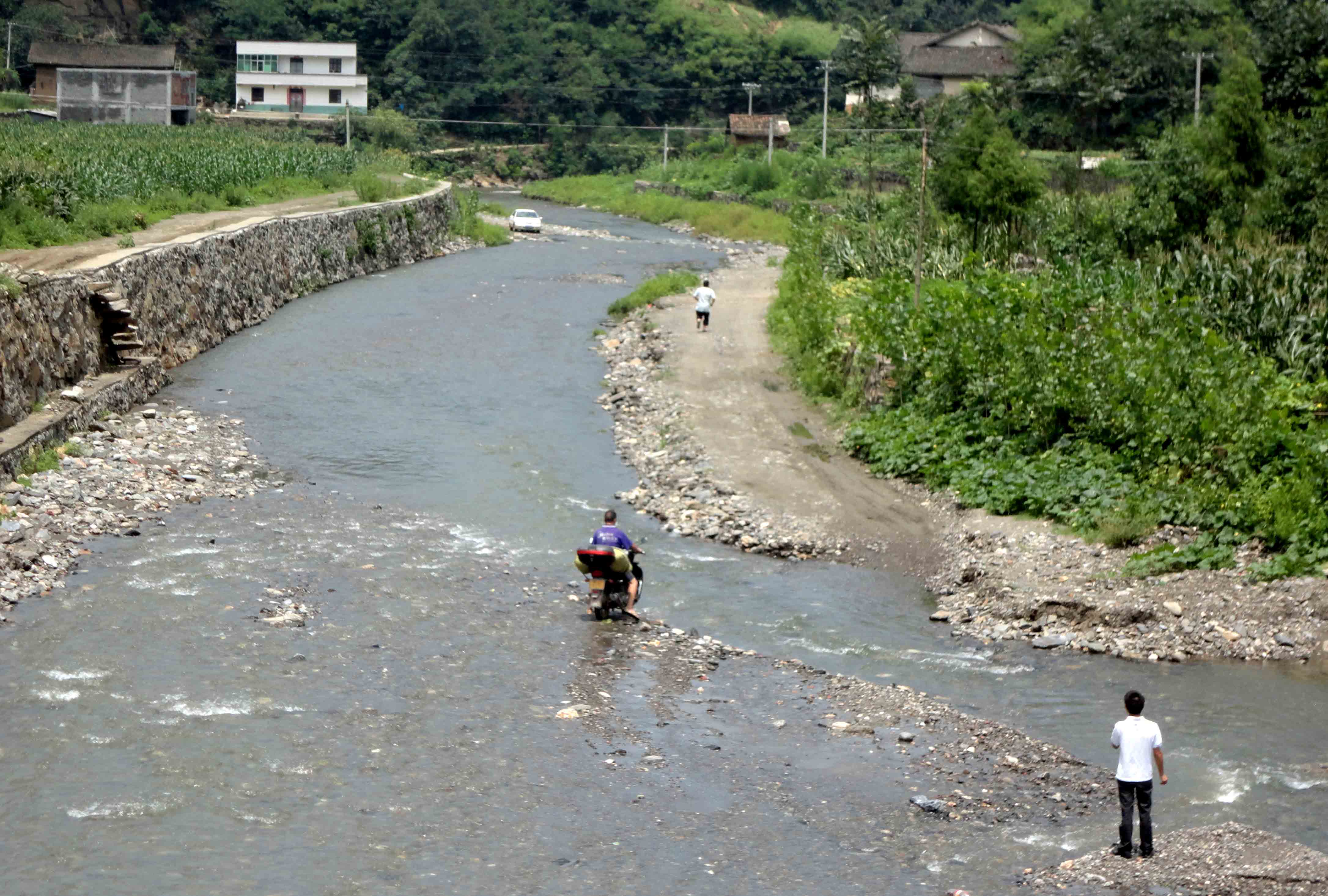 前路被洪水冲断，汽车驶入河道