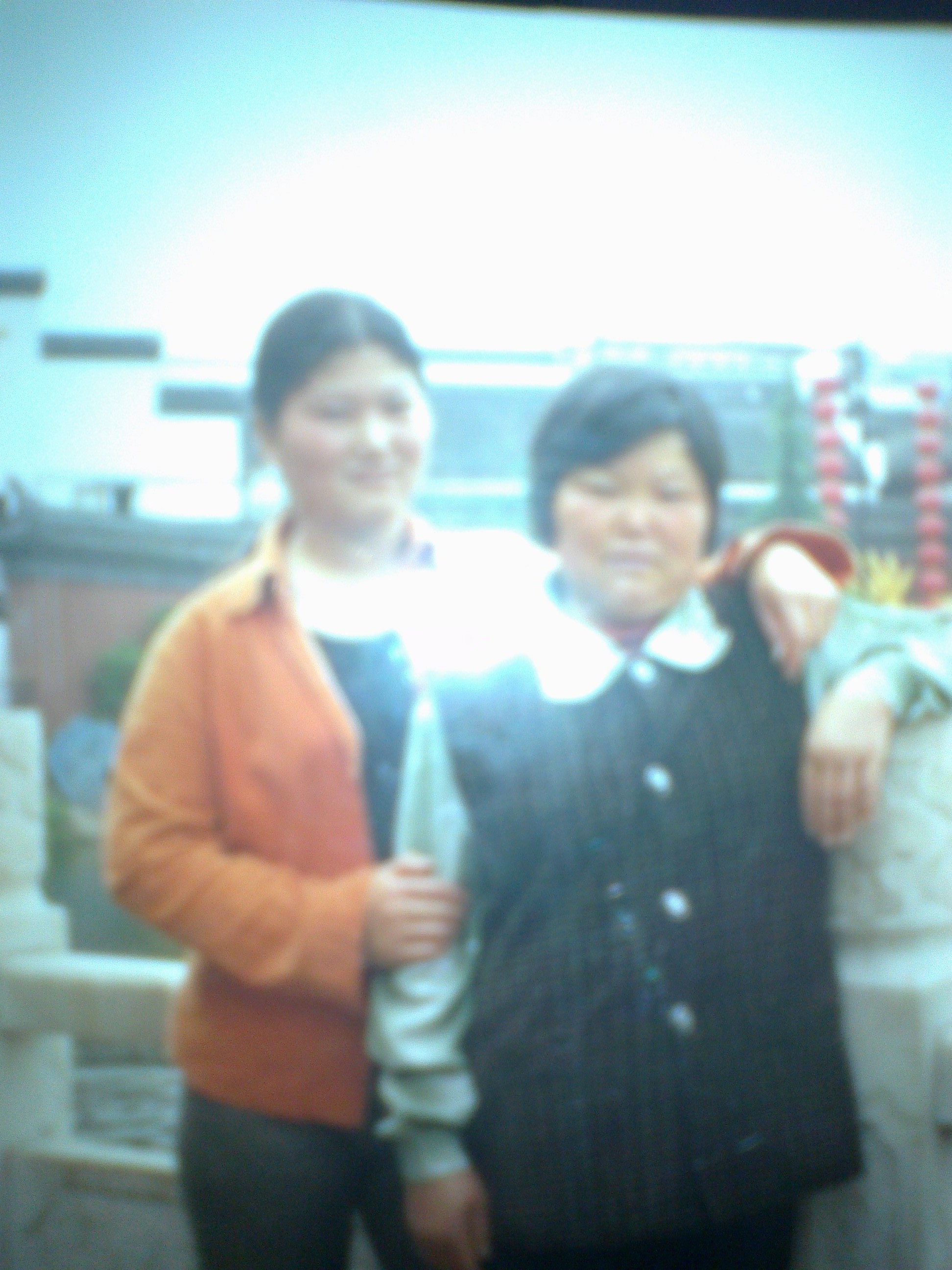 王林霞和她母亲于2003年