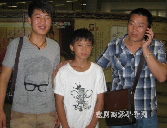 从左至右依次是哥哥，姜涛，舅舅