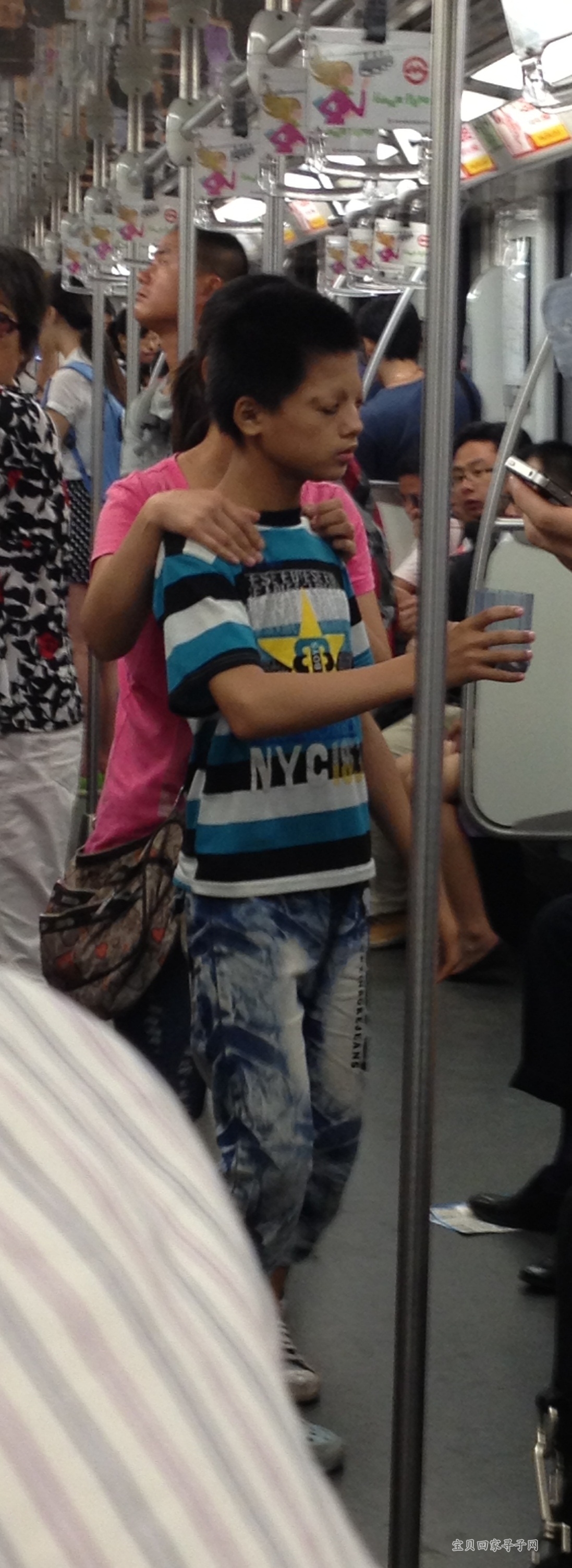 上海10号线地铁上乞讨男孩，双目可能失明