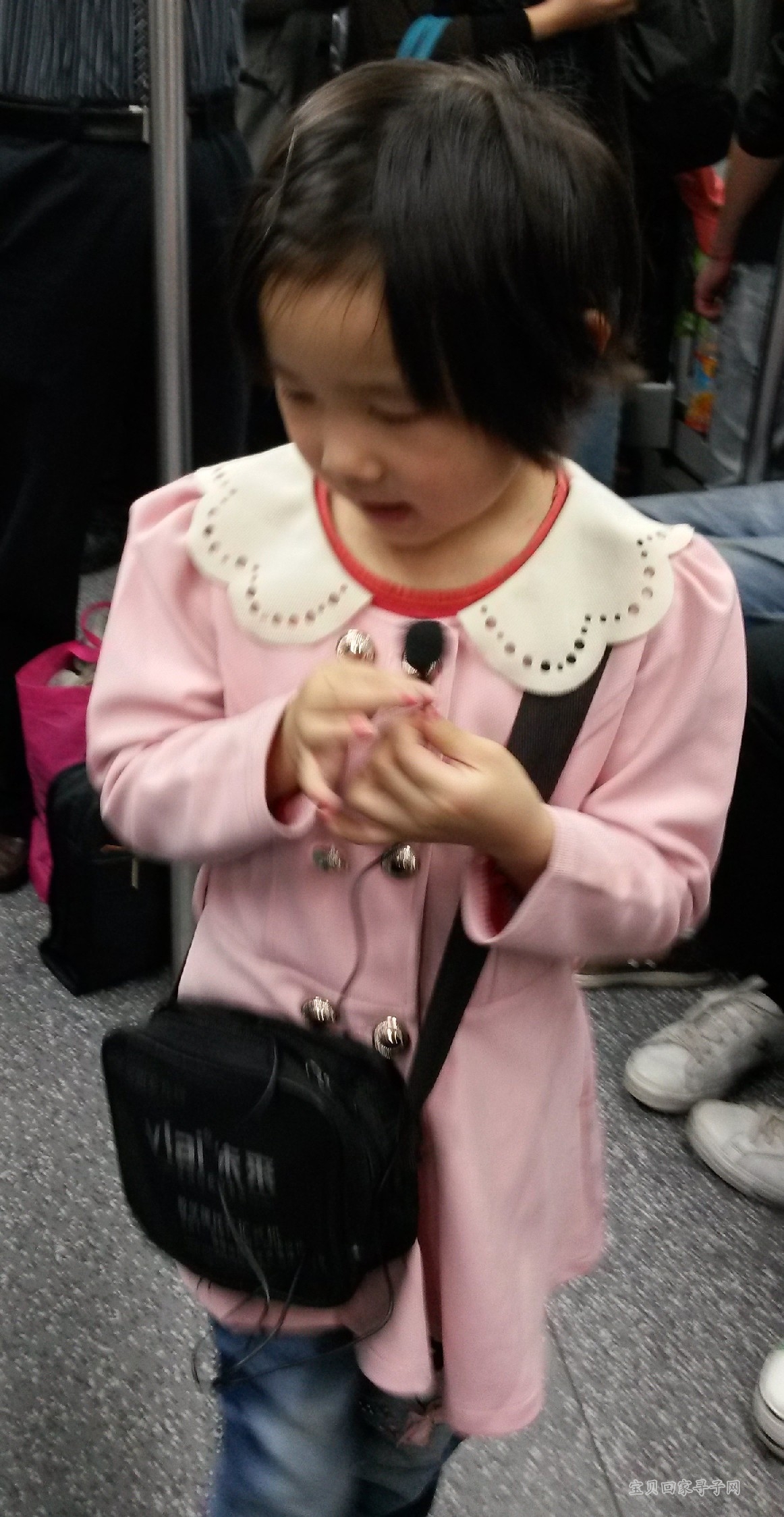 2014年5月1日上午上海地铁4号线外圈经过临平路站时车型号4204一中年妇女带女童唱歌乞