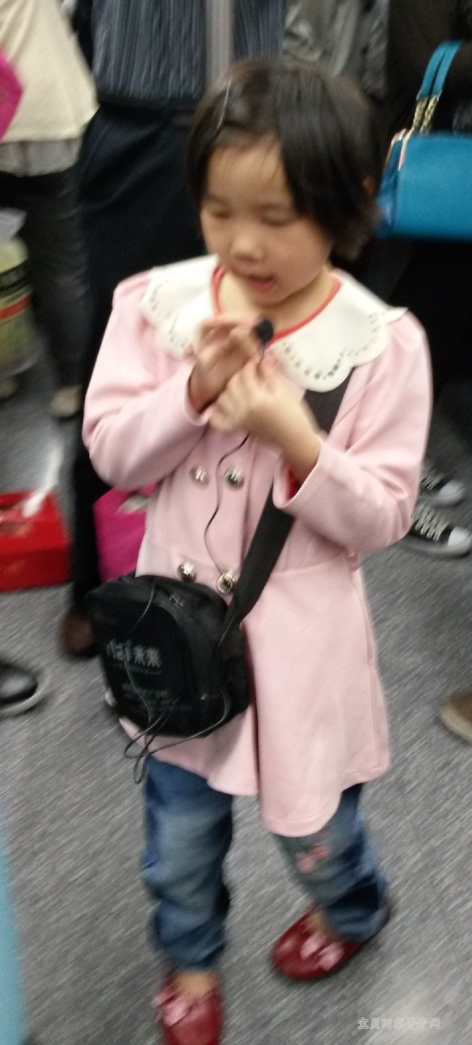 2014年5月1日上午上海地铁4号线外圈经过临平路站时车型号4204一中年妇女带女童唱歌乞