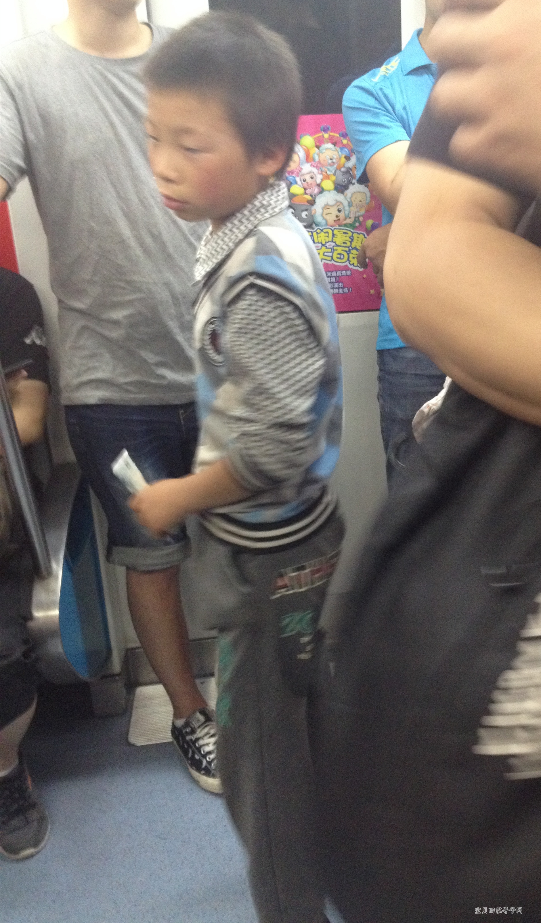 北京地铁10号线乞讨兄妹
