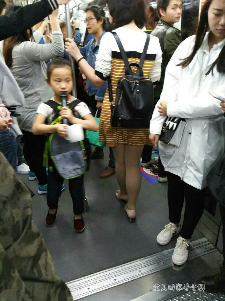 上海地铁一号线独自乞讨女孩
