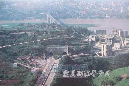 重庆长江大桥老照片 南桥头有隧洞.jpg