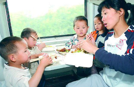 女民警在回家的列车上照顾孩子们吃饭.jpg