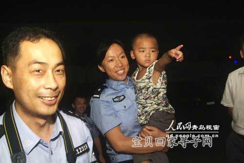 民警救回被拐的鲲鲲