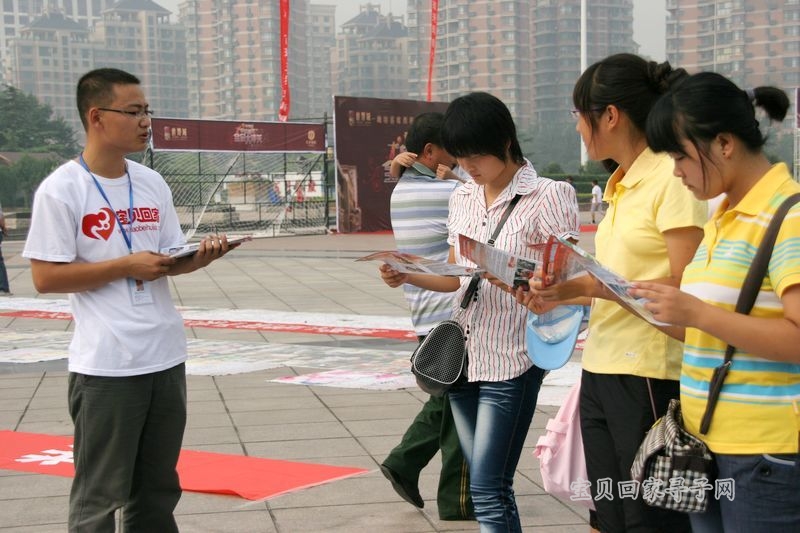 志愿者子航给市民讲解讲解