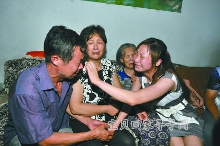 6月25日，巫溪县桥北街,翁秀英与父母和奶奶团聚,一家人流下幸福的眼泪。本组图片由记者 徐元宾 摄 