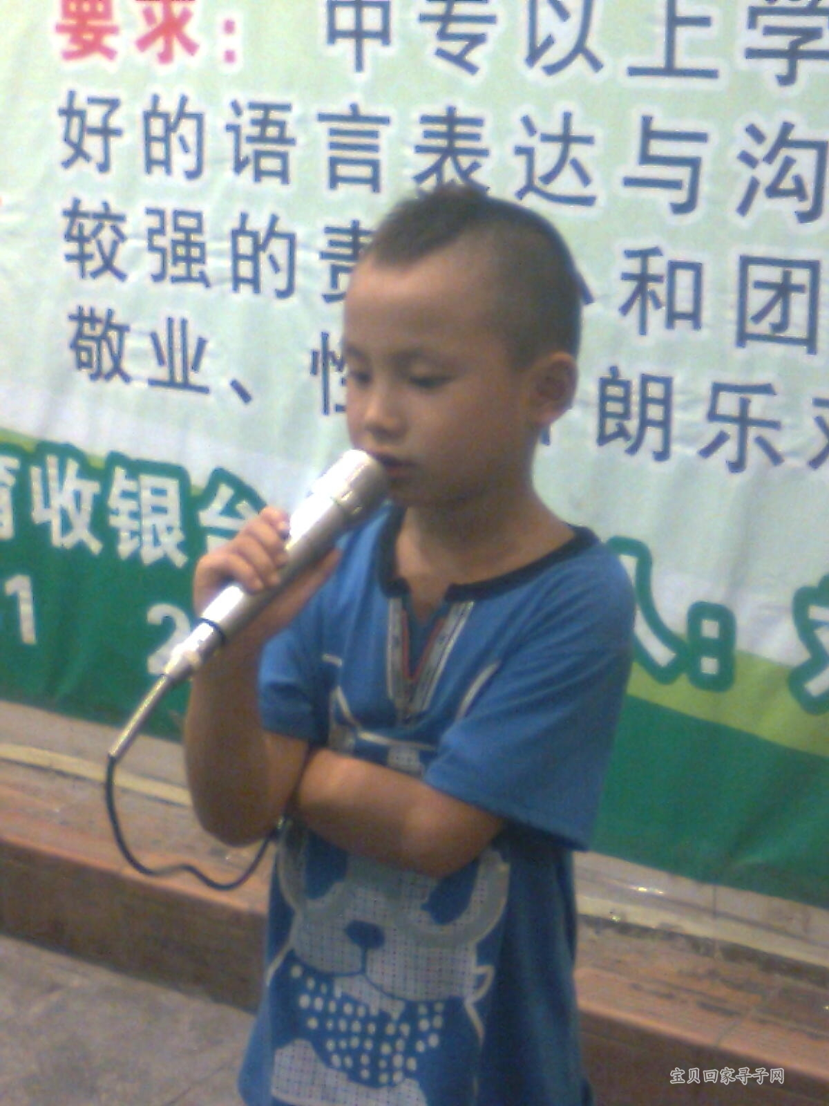 在宜春市中心卖唱的小男孩