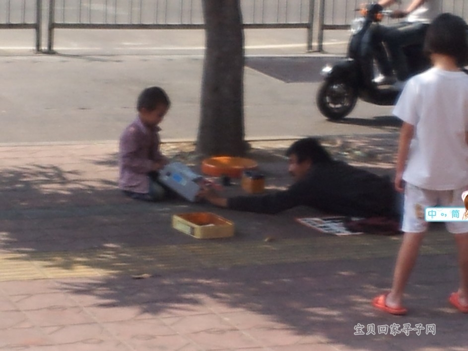 20111029_100423 小男孩和 大的乞讨残疾人.jpg