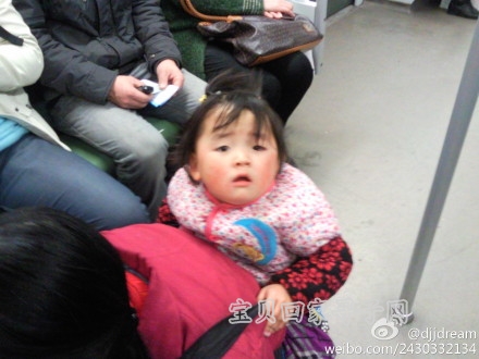 网友@djjdream12月4日拍摄于上海2号线，孩子被一女人背着行乞