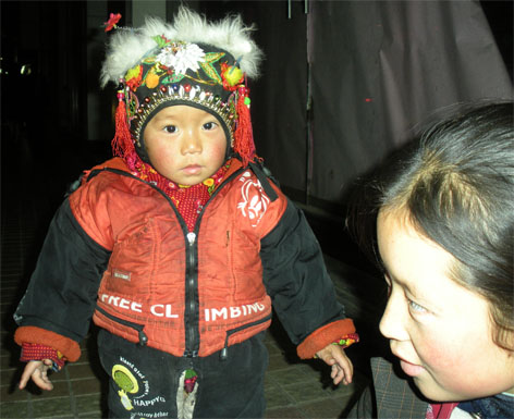 12月12号上海淮海中路，黄陂南路地铁站附近的一岁半乞儿