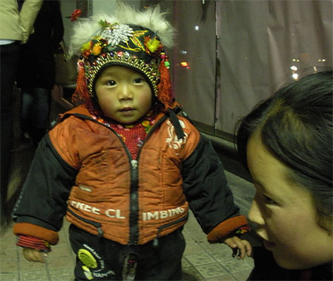 12月12号上海淮海中路，黄陂南路地铁站附近的一岁半乞儿