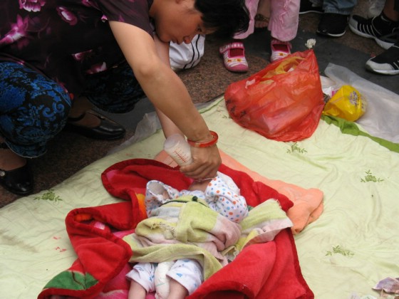 请大家救救广西桂林的这个乞讨的兔辱婴儿