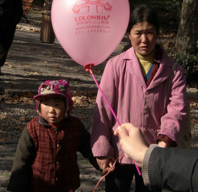 2008年12月5日，在上海人民公园拍到的乞讨儿童