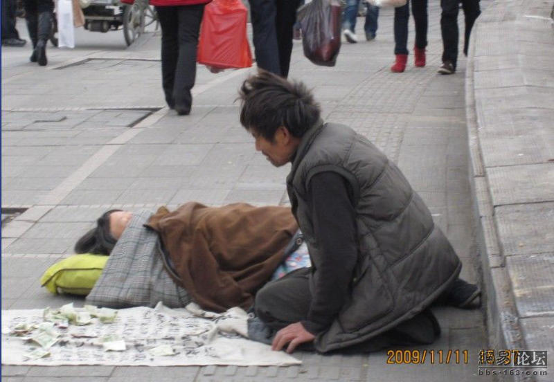 标题：北京街头的卖艺孩子、行乞老人还有像人一样的狗