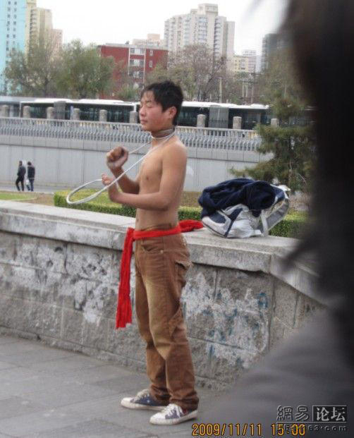 标题：北京街头的卖艺孩子、行乞老人还有像人一样的狗