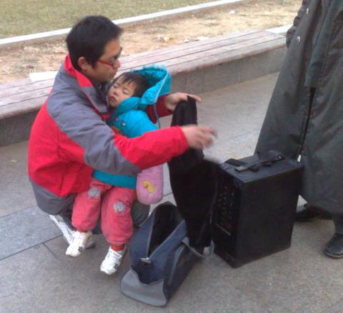 [流浪乞讨]北京朝阳区安贞华联广场抱小孩卖唱
