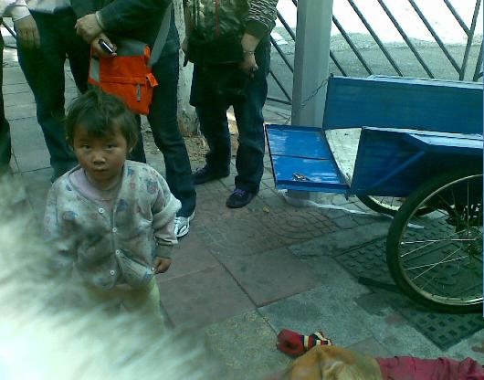广州东川路的乞讨儿童