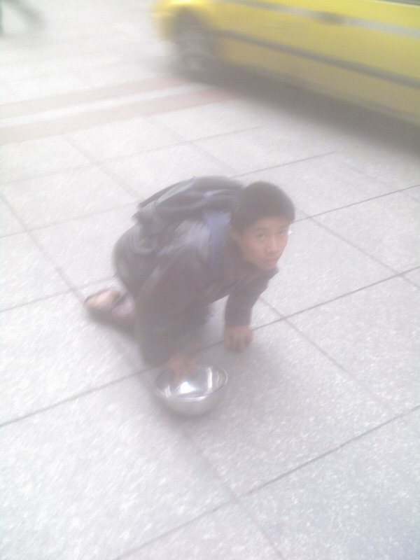 重庆南坪步行街的乞讨儿童