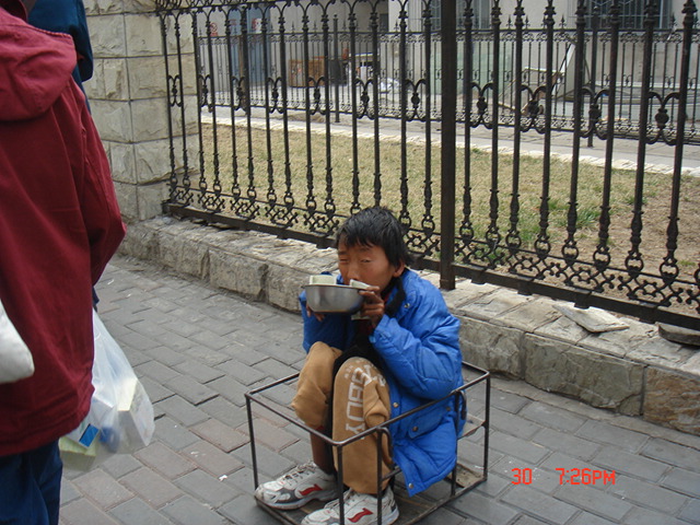北京医院门口的身残乞讨少年
