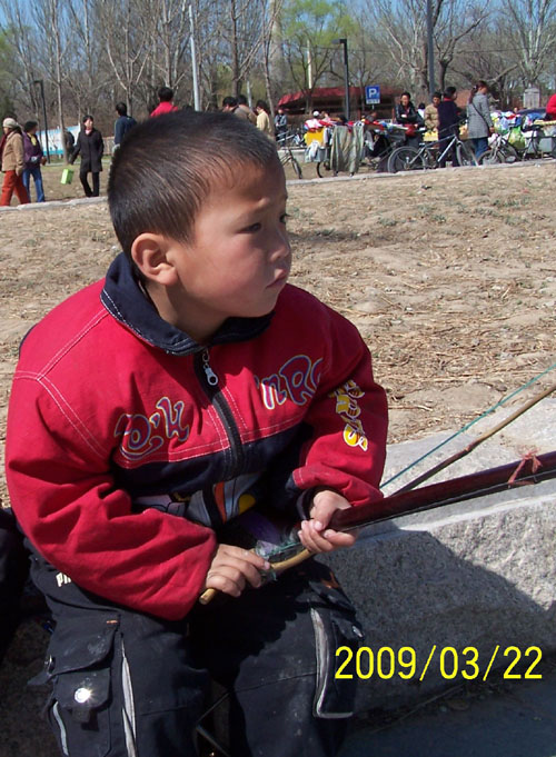 09年3月22日北京玉渊潭公园南门口4岁乞讨男孩