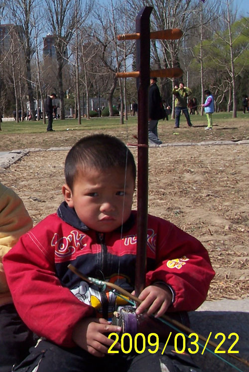 09年3月22日北京玉渊潭公园南门口4岁乞讨男孩