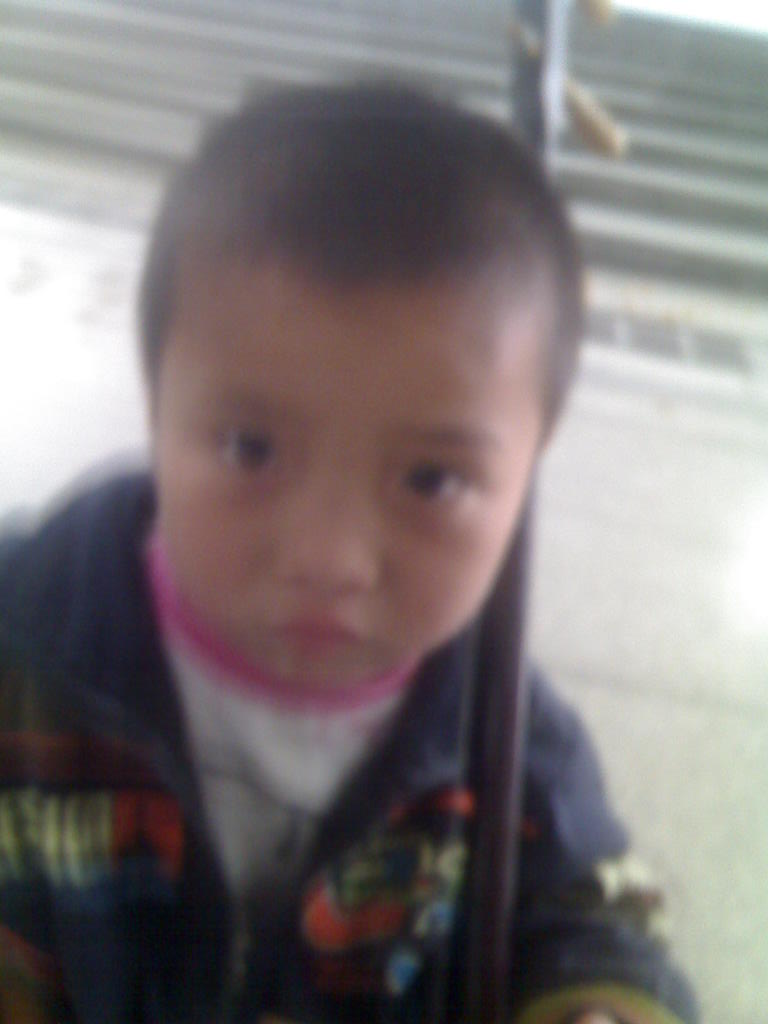 在北京建国门地下通道发现4岁左右流浪男孩