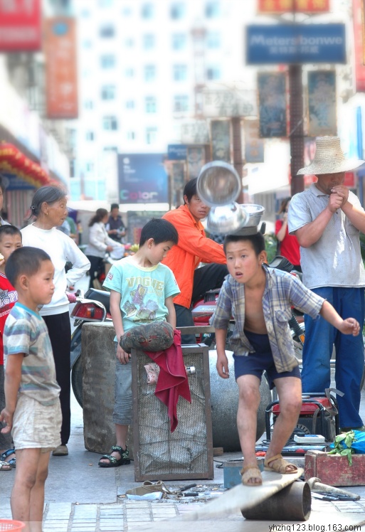 江西抚州市街边的儿童,