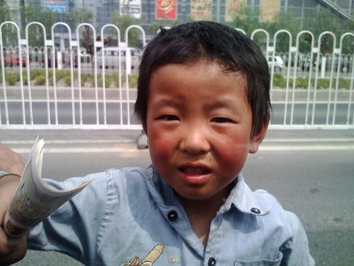 在北京立水桥龙德广场门前的立汤路上看见的乞讨男孩