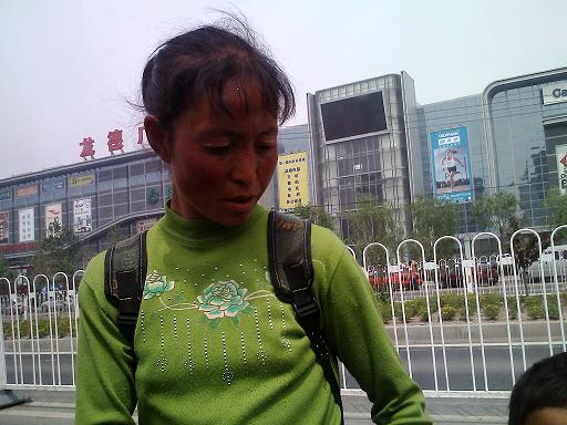 在北京立水桥龙德广场门前的立汤路上看见的乞讨男孩