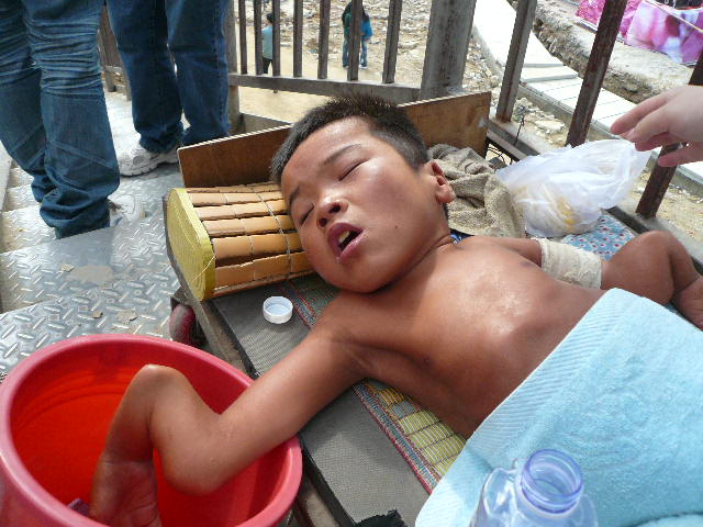 深圳龙岗的残疾乞讨儿童 谁能救救他？