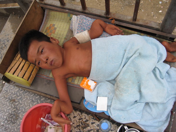 深圳龙岗的残疾乞讨儿童 谁能救救他？