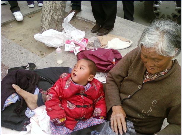 北京街头乞讨儿童