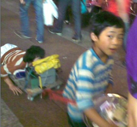 6.15福州东街拍摄两组小孩子拖车乞讨