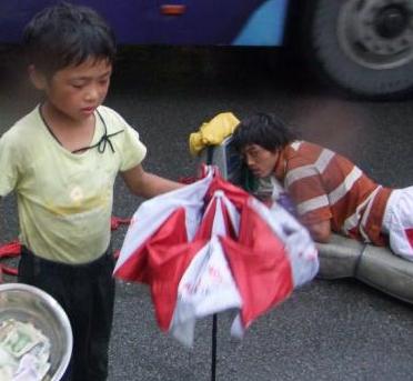 6.15福州东街拍摄两组小孩子拖车乞讨
