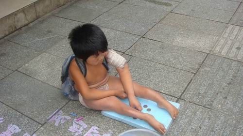 九江步行街发现的乞讨儿童，大家留意一下