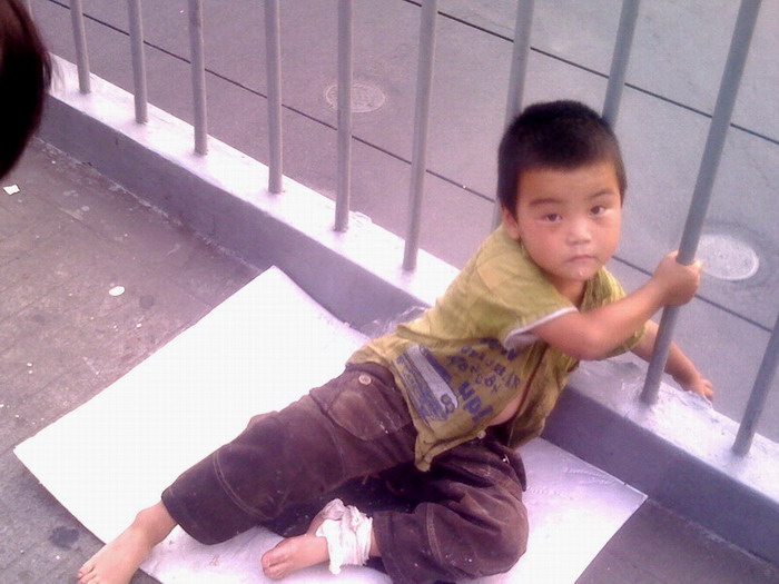 杭州庆春路和延安路交叉口立交桥上乞讨儿童，父母快去解救吧