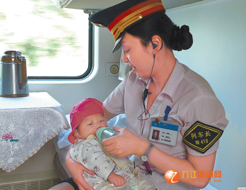 女婴被弃列车内 盼望父母来认领