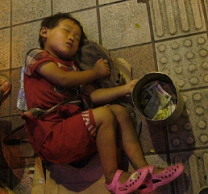8月2日在王府井看到的乞讨儿童