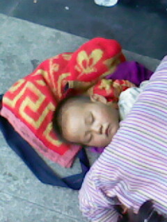 洛阳黑镜头：工贸天桥上乞讨女人身下熟睡的乞讨小孩，疑似被用安眠药