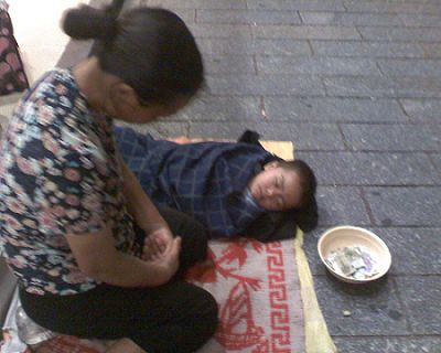 五一广场附近乞讨女带昏睡小孩（已报警，有跟踪）