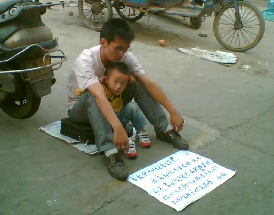 [流浪乞讨]江苏江阴滨江农贸市场门口的乞讨男孩