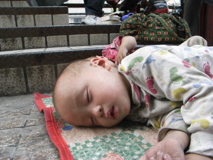 [流浪乞讨]杭州百货大楼门前的“沉睡天使”