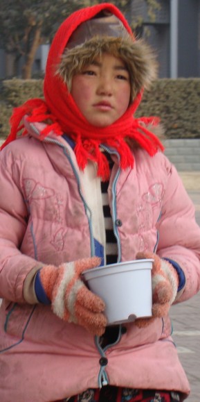 2010年1月14日在陕西省咸阳市汽车站附近乞讨的小姑娘