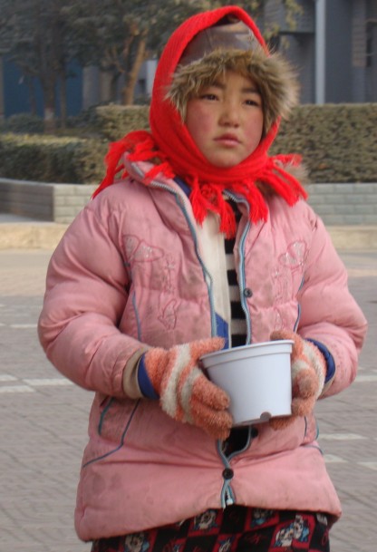 2010年1月14日在陕西省咸阳市汽车站附近乞讨的小姑娘