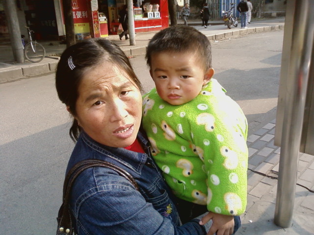 [流浪乞讨]福州繁华十字路口抱小孩乞讨的妇女